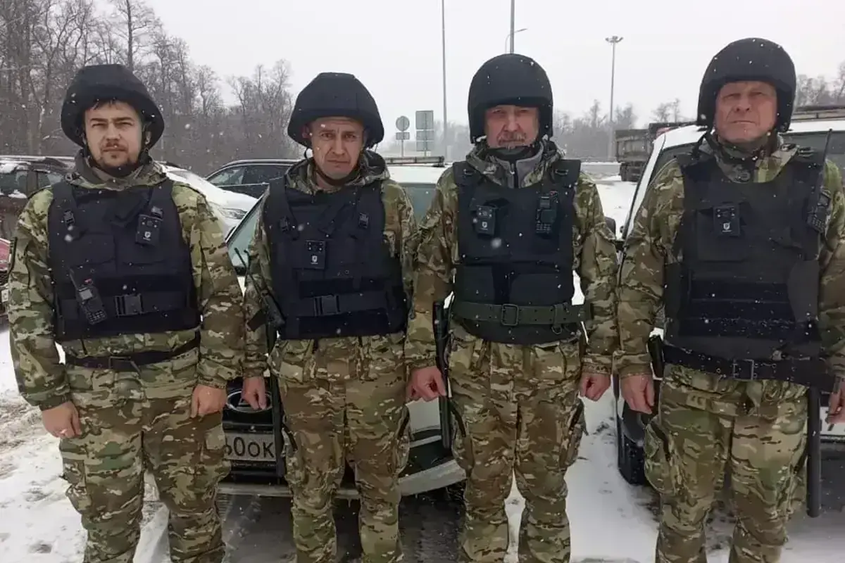 Сотрудники дежурной смены - В полной экипировке перед началом дежурства