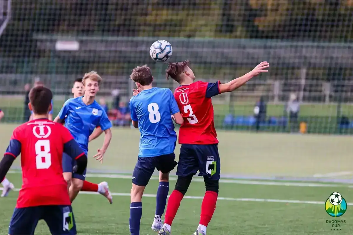 Футбольная команда юных спортсменов, поддерживаемая ООО ПТБ-М